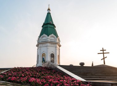 Paraskeva Pyatnitsa Şapeli, Rusya 'nın Krasnoyarsk şehrinde gün batımında Karaulnaya Dağı' nın tepesinde..
