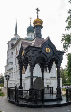 Irkutsk, Rusya - 25 Temmuz 2018: Spasskaya Kilisesi ve Kurtarıcı Kilisesi yakınlarındaki Şapel.