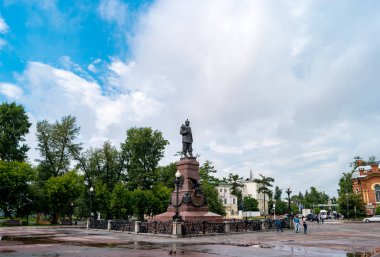 Irkutsk, Rusya - 26 Temmuz 2018: Bulutlu bir günde şehir meydanında Alexander Anıtı.