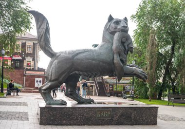 Irkutsk, Rusya - 26 Temmuz 2018: Samur dişli Babr heykeli. Şehir merkezindeki Irkutsk bölgesinin sembolü..