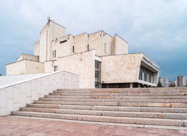 Irkutsk, Rusya - 26 Temmuz 2018: Merdivenli N. M. Zagursky 'nin adını taşıyan müzikal tiyatro manzarası.