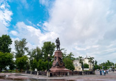 Irkutsk, Rusya - 26 Temmuz 2018: Şehir meydanında Alexander Anıtı.