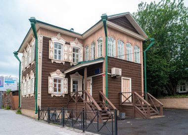 Irkutsk, Rusya - 26 Temmuz 2018: 130 çeyrek civarındaki ahşap mimari eserlerinden biri.