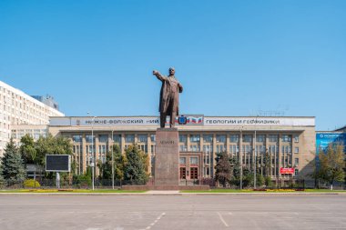 Saratov, Rusya - 26 Ağustos 2017: Nizhny-Volzhsky Jeoloji ve Jeofizik Araştırma Enstitüsü 'nün arkaplanına karşı bir tiyatro meydanına kurulmuş Lenin Anıtı.