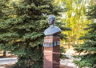 Saratov, Rusya - 26 Ağustos 2017: Mareşal Nikolay Krylov 'u tutuklayın. Sokolova Tepesindeki Zafer Parkı 'nda sokak kahramanları.