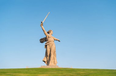 Volgograd, Rusya - 28 Ağustos 2017: Anavatan Çağrısı! Tarihi ve anıt kompleksi Mamayev Kurgan 'ın tepesindeki heykel..