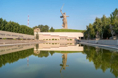 Volgograd, Rusya - 28 Ağustos 2017 Anavatan Çağrıları heykeli! Havuz kenarından Heroes Meydanı 'na. Tarihi ve anıt kompleksi Mamayev Kurgan..