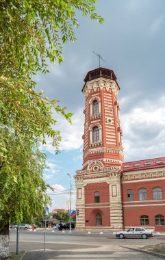 Volgograd, Rusya - 28 Ağustos 2017: Tsaritsyn şehrinin ilk itfaiye istasyonunun gözetleme kulesi. Volgograd 'daki yangın kulesi.