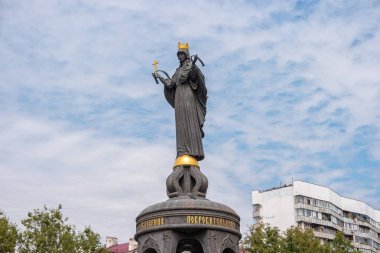Krasnodar, Rusya - 30 Ağustos 2017: Anıtın yakınındaki Büyük Şehit Catherine heykeli. Şehrin merkezindeki Krasnodar 'ın patroniçesinin anıtı..