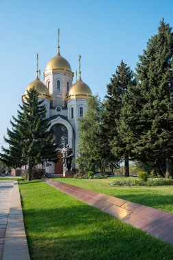 Volgograd, Rusya - 28 Ağustos 2017: Azizler Kilisesi ve binanın önündeki heykel.