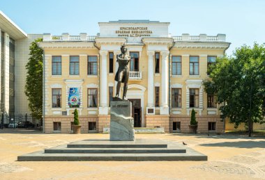 Krasnodar, Rusya - 30 Ağustos 2017: Krasnodar Bölge Kütüphanesi yakınlarındaki şair Alexander Puşkin anıtı. Puşkin.