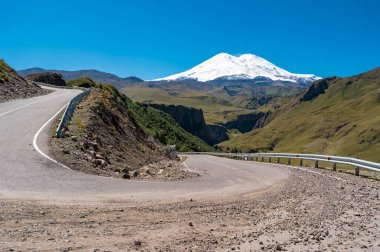 Kabardino-Balkaria, Rusya. Elbrus Dağı manzaralı bir dağ virajı.