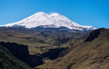 Kuzey Kafkasya, Rusya. Elbrus Dağı 'nın açık mavi gökyüzü manzarası. Sonbahar mevsiminde kafkas dağlarının güzel manzarası.
