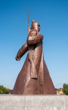 Stavropol, Rusya - 11 Eylül 2017: Kale Tepesi 'ndeki Kızıl Muhafız askeri anıtı. Tüfekli ve askeri paltolu genç bir askerin heykeli..