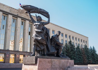 Stavropol, Rusya - 11 Eylül 2017: Lenin Meydanı 'ndaki heykel grubu 