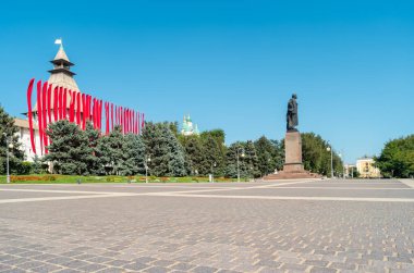 Astrakhan, Rusya - 12 Eylül 2017: Açık bir sonbahar gününde Astrakhan Kremlin yakınlarındaki Lenin Meydanı 'ndaki Vladimir Ilyich anıtı.
