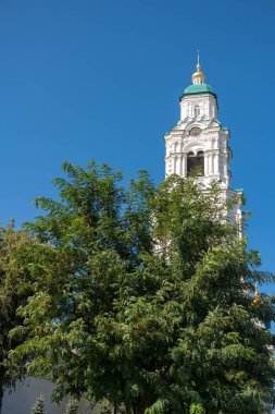 Astrakhan Kremlin 'deki Katedral çan kulesiyle Prechistensky Gates manzarası.
