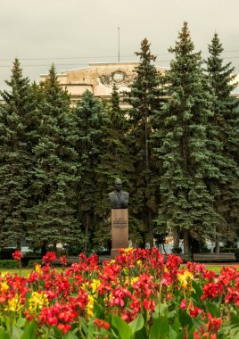 Samara, Rusya - 14 Eylül 2017: Parkta Ustinov Dmitry Fedorovich Anıtı.