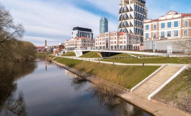 Ekaterinburg, Rusya - 11 Mayıs 2018: Arboretum yakınlarındaki Iset Nehri kıyısındaki set.