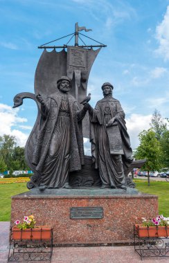 İzhevsk, Rusya - 18 Ağustos 2017: Murom Prensi Aziz Peter ve Prenses Fevronia 'nın heykel kompozisyonu.