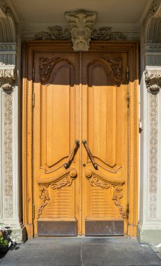 Kazan 'daki Ushkova evinde dekoratif unsurları olan güzel bir kapı..