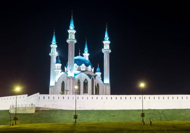 Kazan Kremlin 'de Qul Sharif veya Kol Sharif gece aydınlığıyla.