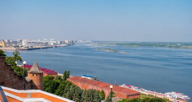 Rusya 'nın Nizhny Novgorod kentindeki Volga nehrinin panoramik manzarası.