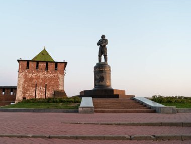 Nizhny Novgorod, Rusya - 23 Ağustos 2017: Valery Chkalov Anıtı ve güneş doğarken Kremlin Kulesi 'nin manzarası.
