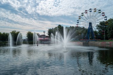 Saransk, Rusya - 25 Ağustos 2017: A. Puşkin Kültür ve Eğlence Parkı Ferris Wheel.