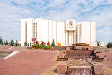 Saransk, Rusya - 25 Ağustos 2017: Çeşmeli meydandan Cumhuriyet Evi 'ne bakın.
