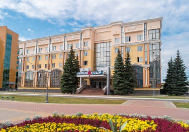 Saransk, Rusya - 25 Ağustos 2017: Şehir merkezindeki Mordovian Karayolu Taşımacılık Ajansı. (Mordovavtodor).