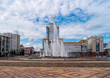 Saransk, Rusya - 25 Ağustos 2017: Ogarev Mordovia Devlet Üniversitesi meydanından 