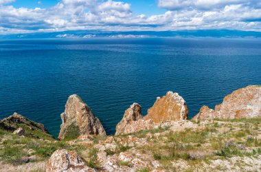 Bulutlu bir günde Olkhon adasından Baykal Gölü 'nün güzel manzarası.