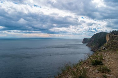 Cape Khoboy 'dan Baykal Gölü manzarası bulutlu bir günde. Olkhon adasının manzarası, Rusya.