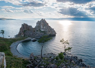 Baykal Gölü 'ndeki Şamanka Kayası' nın güzel manzarası. Olkhon adasının en önemli olaylarından biri..