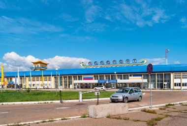 Ulan-Ude, Rusya - 3 Ağustos 2018: Araba havaalanı Baykal 'ın otoparkından ayrılıyor. Yurtiçi çıkış salonunun görüntüsü.