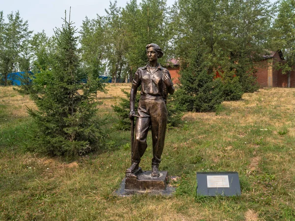 Krasnoyarsk Rusia Julio 2018 Escultura Mujer Climer Parque Del Mayo —  Fotos de Stock