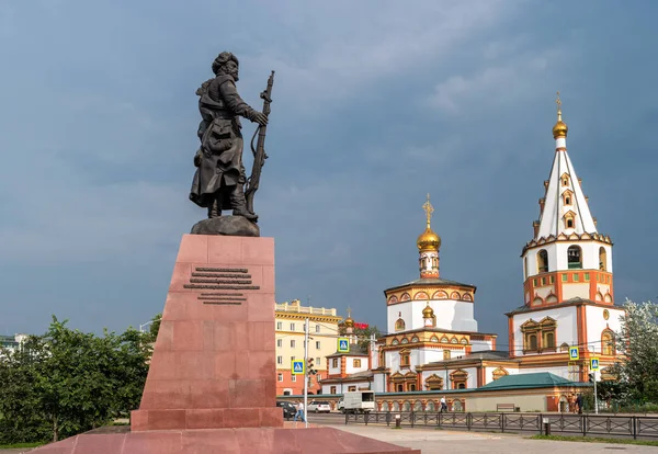 Irkutsk, Rusya - 25 Temmuz 2018: Irkutsk Kurucuları Anıtı ve Epifani Katedrali.