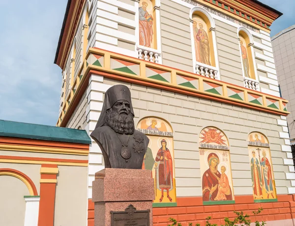 ロシアのイルクーツク 2018年7月25日 エピファニー大聖堂近くの聖イノセント記念碑 — ストック写真