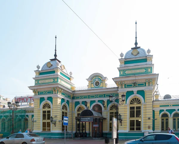 Irkutsk, Rusya - 27 Temmuz 2018: Irkutsk-Passazhirsky tren istasyonunun güzel dekore edilmiş binası. Trans-Sibirya Demiryolu 'ndaki ana demiryolu kavşağı..