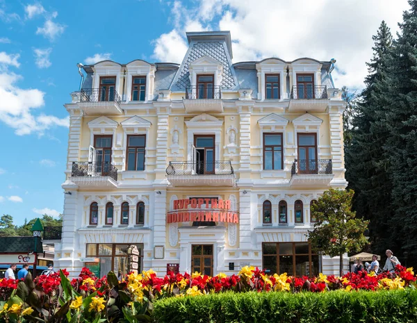 Kislovodsk, Rusya - 8 Eylül 2017: Kurortny Bulvarı 'ndaki Resort Kliniği. 1901 yılının inşaatı.