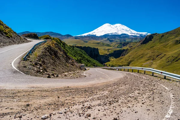 Kabardino-Balkaria, Rusya. Elbrus manzarası, Avrupa 'nın en yüksek zirvesi. Dağ virajı ve dağ manzarası.