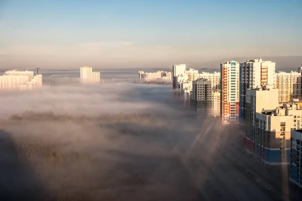 Туман Знаходиться Над Житловим Районом Міста Рано Вранці Сонячні Промені — стокове фото