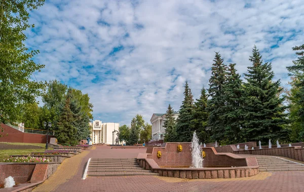 Saransk Rusland Augustus 2017 Openbare Tuin Buurt Het Gebouw Van — Stockfoto