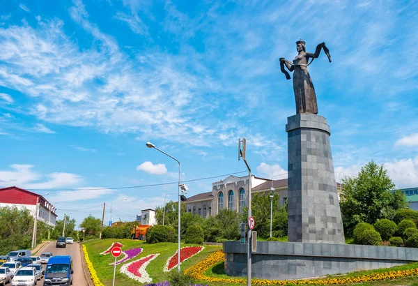 Ulan-Ude, Rusya - 3 Ağustos 2018: Buryatia Anıtı. Heykel Ana Buryatia şehrin ilgi odağı..