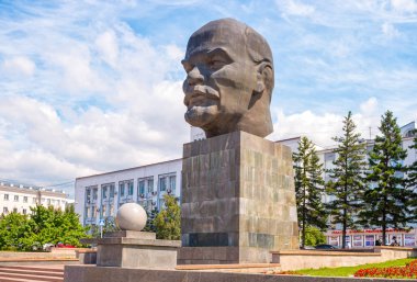 Ulan-Ude, Rusya - 3 Ağustos 2018: Yönetim binasının arka planında yer alan Vladimir Lenin anıtının görüntüsü.