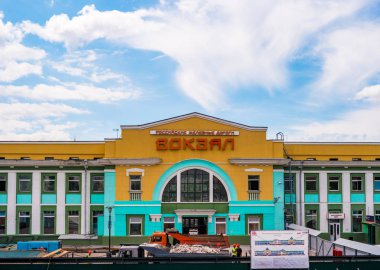 Ulan-Ude, Rusya - 3 Ağustos 2018: Tren istasyonu binasının yeniden inşası.