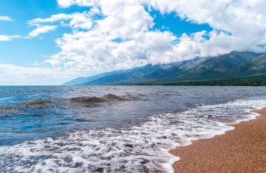 Baykal Gölü kıyısındaki Kutsal Burun Yarımadası manzarası, Barguzinsky Körfezi.