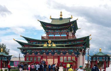 Ivolginsk, Rusya - 6 Ağustos 2018: Etigel Khambin Tapınağını güzelce dekore etti. Ivolginsky datsan, Buryatia Cumhuriyeti 'nde bulunan Budist tapınağıdır..