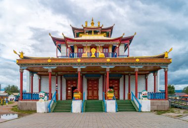 Ivolginsk, Rusya - 6 Ağustos 2018: Ivolginsky veri bankasının bölgesindeki Sockshin-Dugan Tapınağı manzarası. Buryatia Cumhuriyeti.